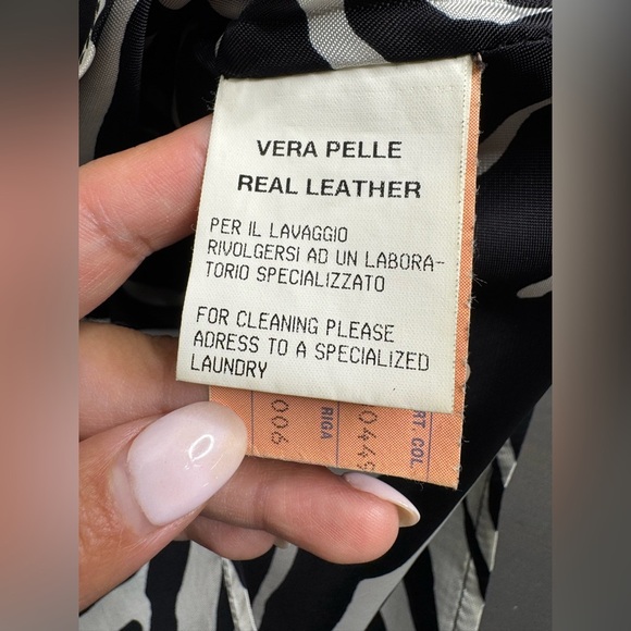 Dolce & Gabbana Women's Black Leather Mini Skirt - Picture 6 of 11